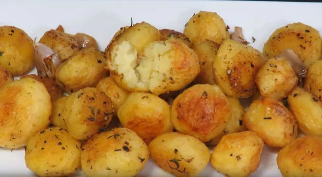 Запечённый картофель в духовке - 3 рецепта блюда