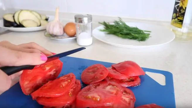 помидоры нарезаем поперек плода кружками