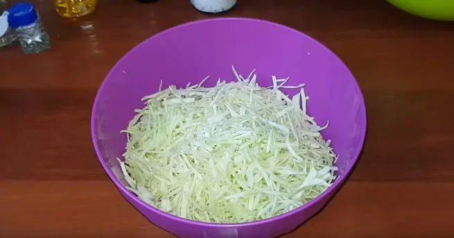 Нарежьте капусту максимально тонко