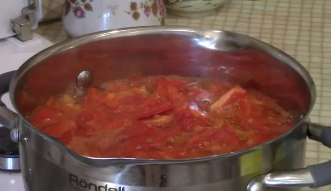 томатную пасту поставьте на плиту