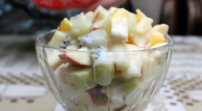 Нежный салат из фруктов с йогуртом