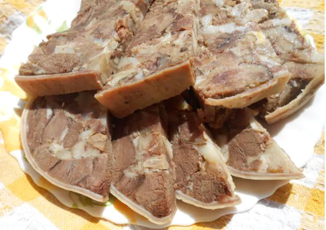 Как готовится мясная закуска – домашний сальтисон в свином желудке с чесноком и специями