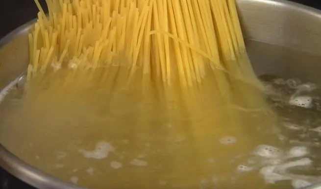 спагетти нужно опускать в кипящую воду