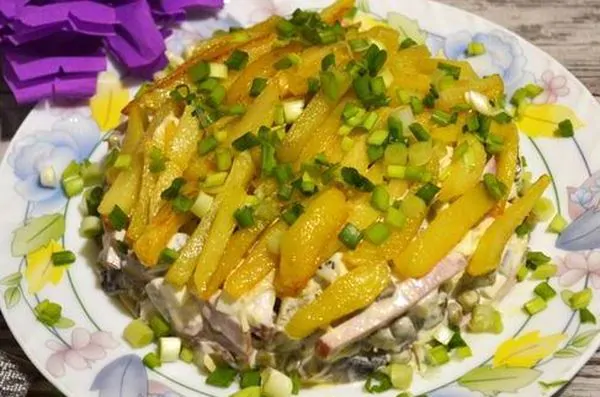 Рецепт салата с грибами и жареной картошкой